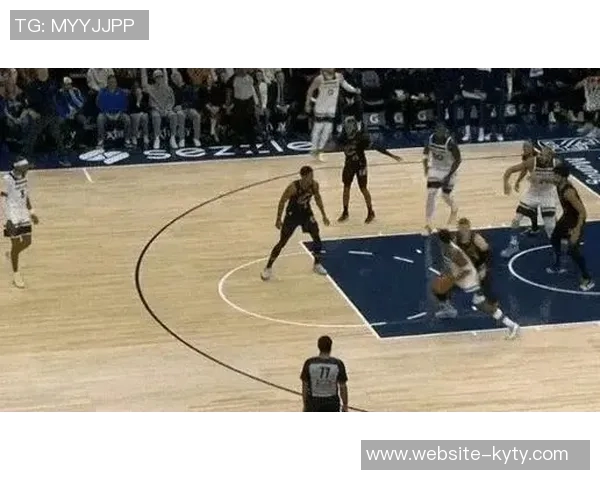 爱德华兹首节表现抢眼8投4中三分球命中率高达40贡献14分助力球队进攻